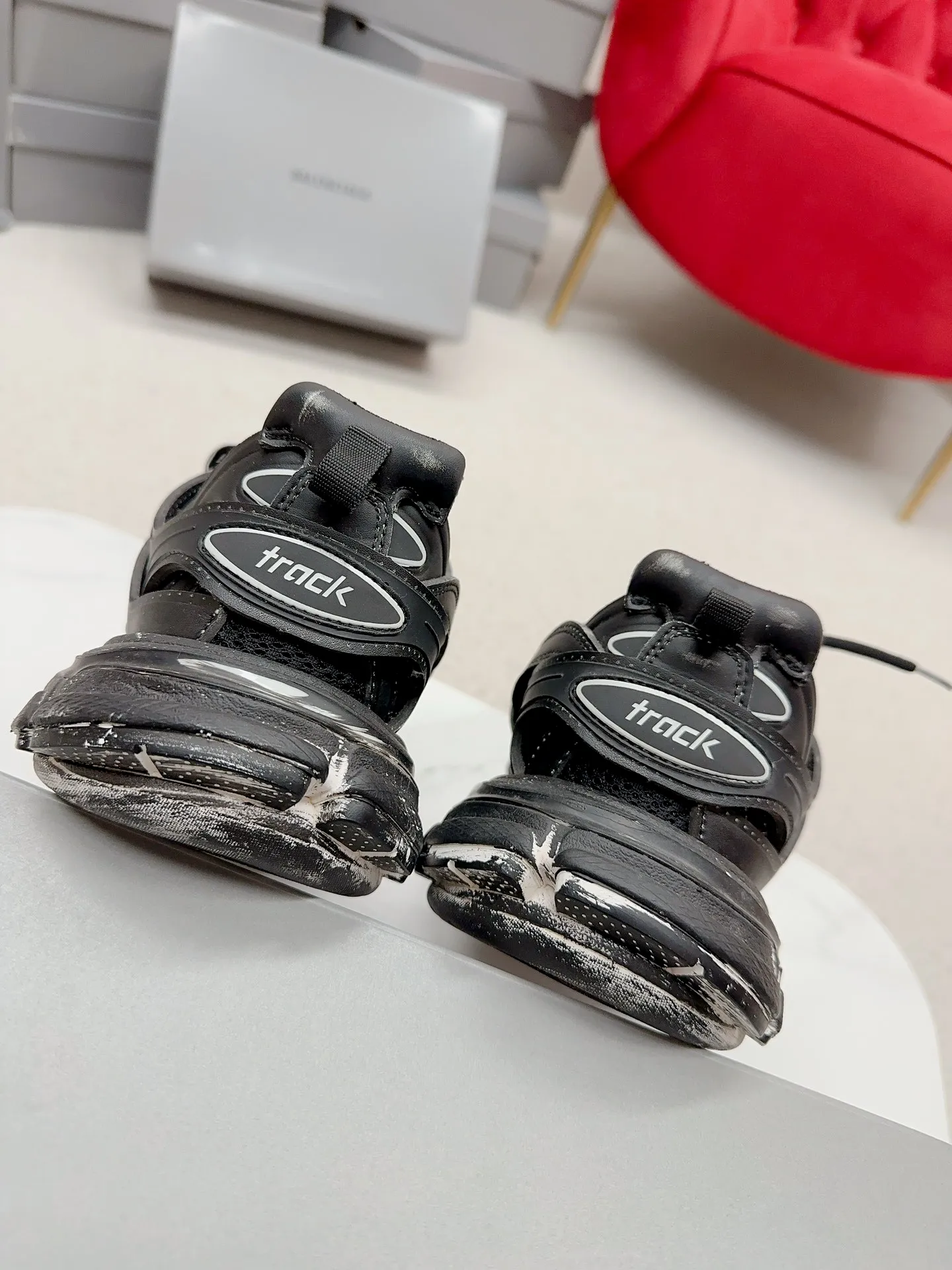 👟👟Ex-factory price 980👟👟 Men's size +10 𝐁𝐚𝐥𝐞𝐧𝐜𝐢𝐚𝐠𝐚|||𝐭𝐫𝐚𝗰𝐤 series 𝟑.𝟎Three generations of sports dad shoes‼ ️ [Top high-end quality from Dongguan Factory] Balenciaga dad shoes ~ super fashionable ~ full and three-dimensional shoes ~ amazing lines ~ very soft and light on the feet ~ super comfortable ~ versatile for commuting ~ can be paired with mid-calf socks, bell bottoms, wide-leg pants, overalls, very high-end ~ very manly and handsome ~ suitable for spring, summer, autumn and winter all year round... ⇢✈ Upper: Exclusive 1:1 original molded custom imported technical fabric mesh + imported cloth + 3M reflective strips [composed of 108 sub-pieces] ⇢✈Inner lining: Breathable mesh ⇢✈Outsole: Exclusive 1:1 original molded PU+TPU+EVA+rubber, a total of 13 sets of grinding tool combinations ⚠️Difference in market currency ~ high-end quality is definitely different ⇢✈𝐒𝐈𝐙𝐄Females: 35, 36, 37, 38, 39, 40 ⇢✈𝐒𝐈𝐙𝐄Men: 39, 40, 41, 42, 43, 44, 45